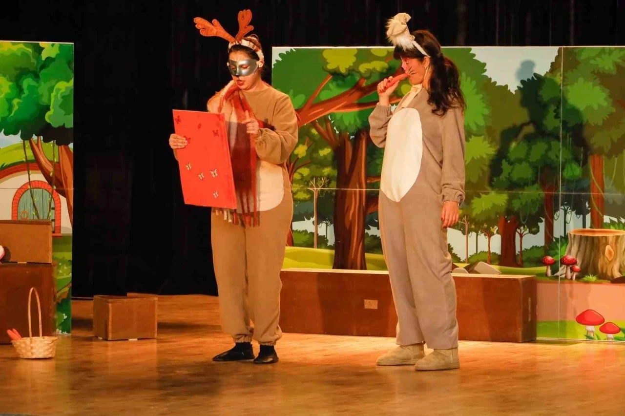 K&ouml;rfez&rsquo;de minik &ouml;ğrenciler "Haylaz Tavşan" oyunuyla eğlendi
