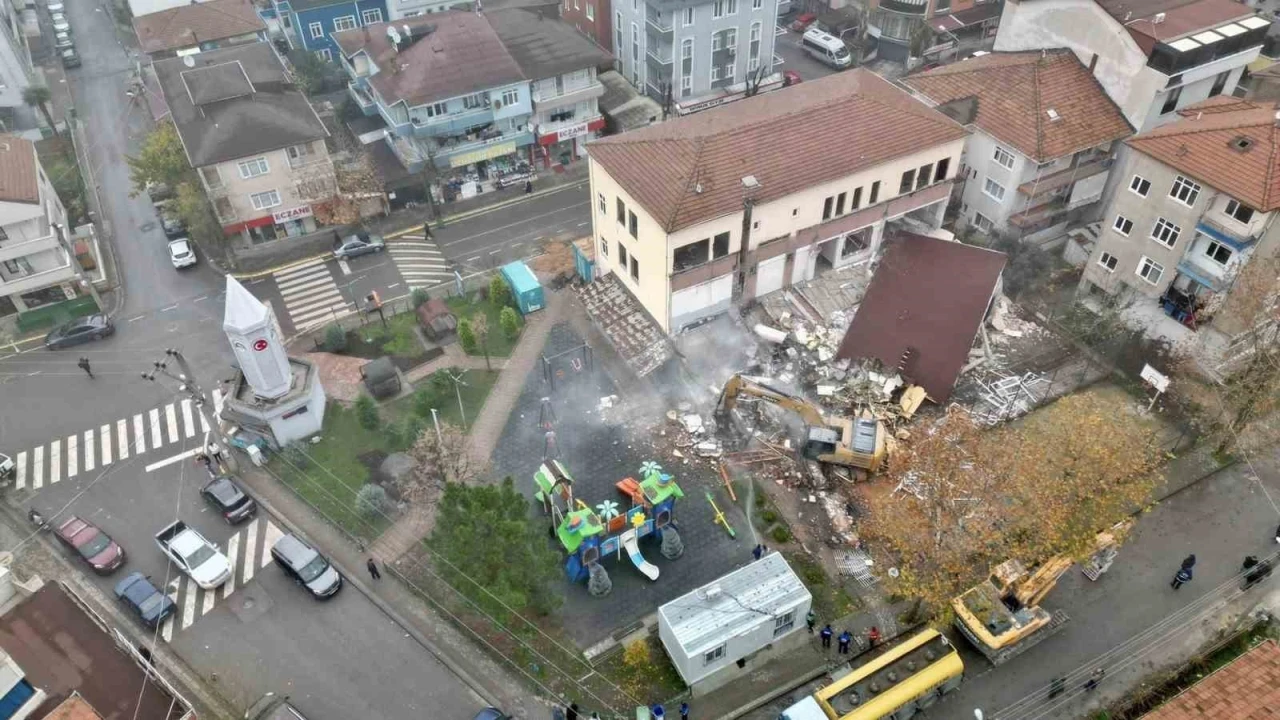 K&ouml;rfez&rsquo;de riskli bina yıkıldı
