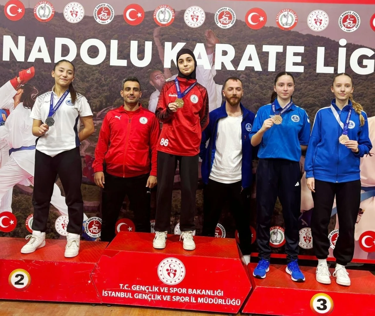 K&ouml;rfezli karateciler Anadolu Karate Ligi Finalleri&rsquo;nden 14 madalyayla d&ouml;nd&uuml;
