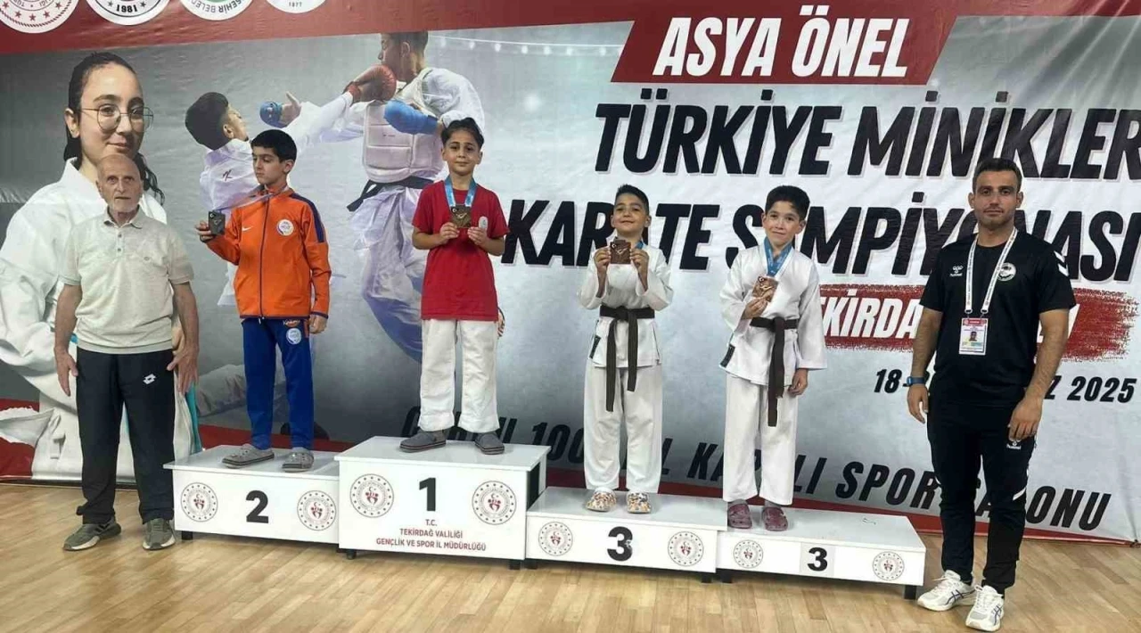 Körfezli minik karateciler Türkiye şampiyonasında altın ve bronz madalya aldı