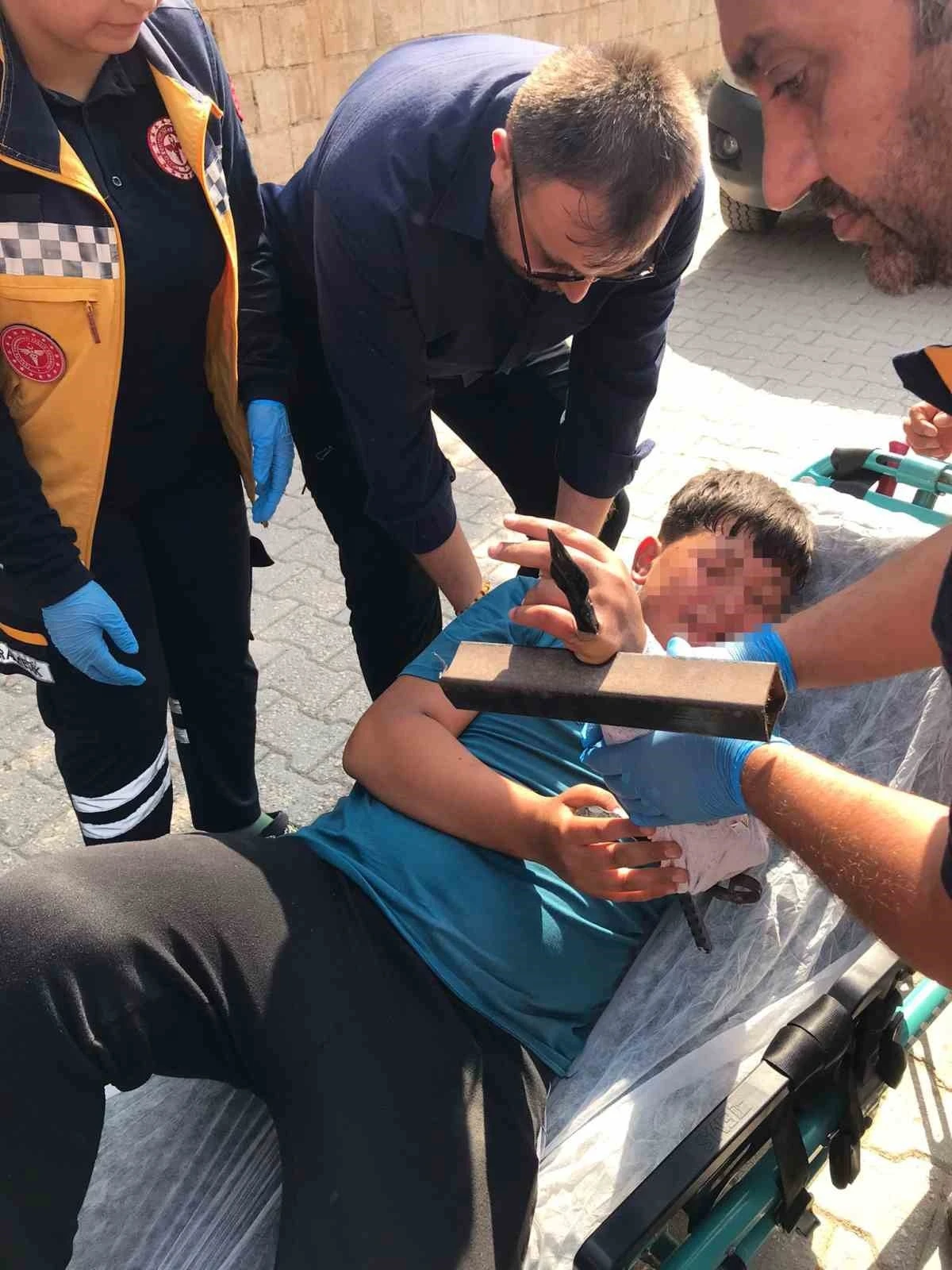 Korku dolu anlar, çocuğun eline demir saplandı
