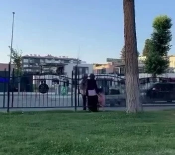 Korkuluğu aşıp trafiği tehlikeye attılar
