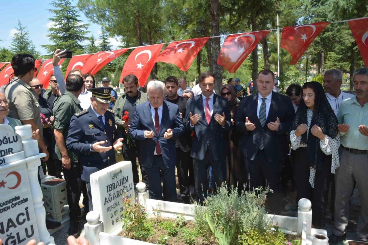 Korkuteli&rsquo;nde 15 Temmuz şehidi Yasin Naci Ağaroğlu, mezarı başında anıldı
