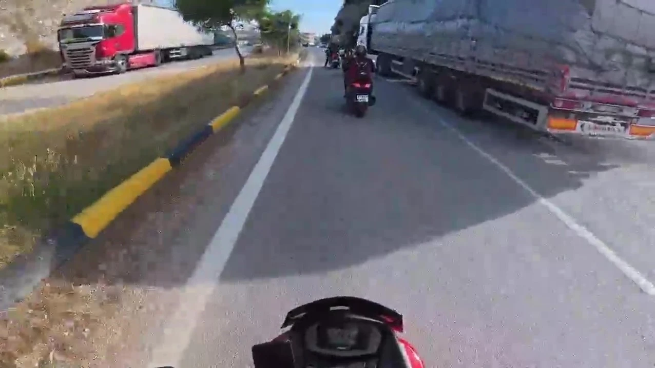 Korna çalınmasına sinirlendi, tırı motosikletlerin üzerine sürdü
