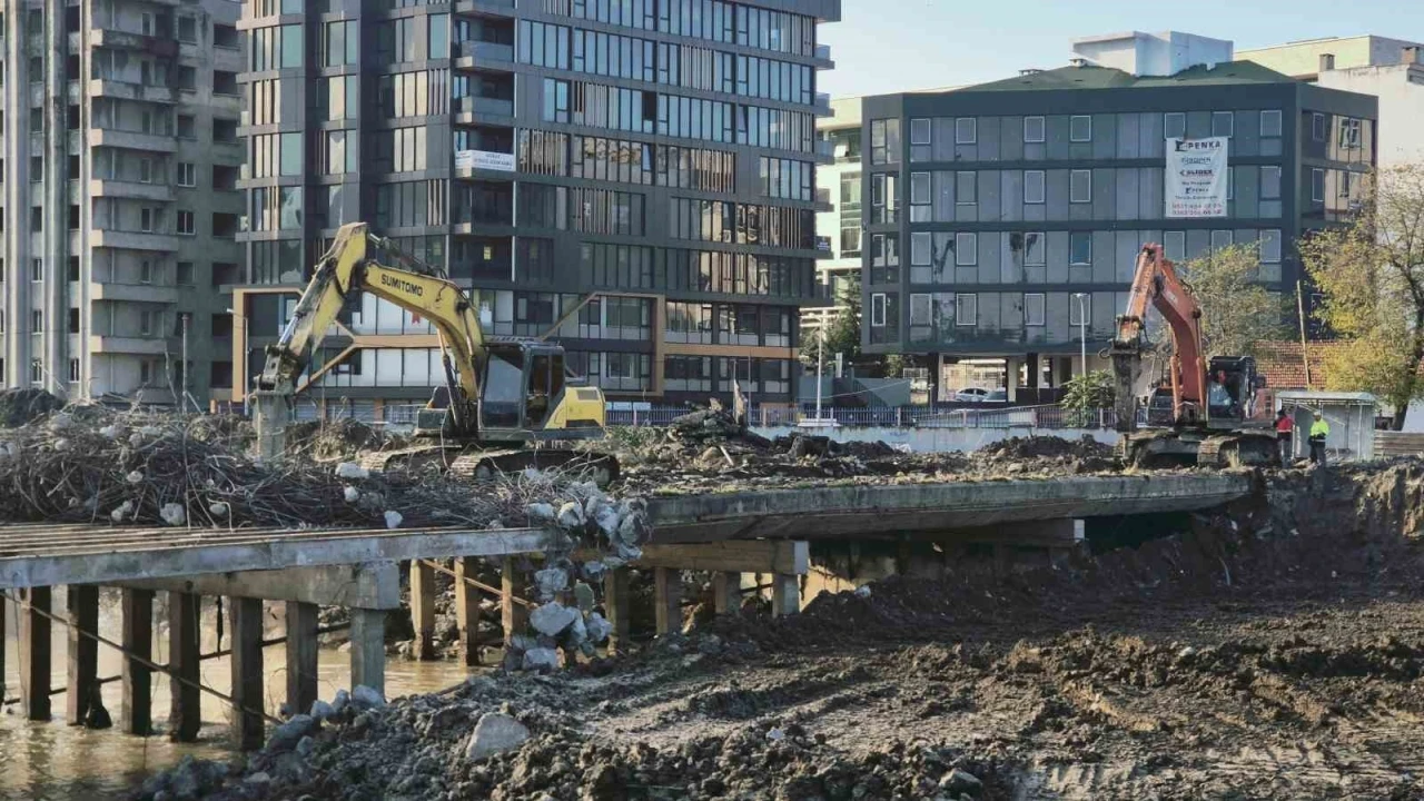 Korozyona uğrayan k&ouml;pr&uuml; yıkılıyor
