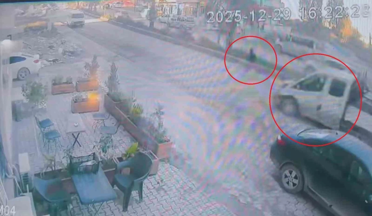 Koşarak karşıya ge&ccedil;en &ccedil;ocuk saniyelerle &ouml;l&uuml;mden d&ouml;nd&uuml;
