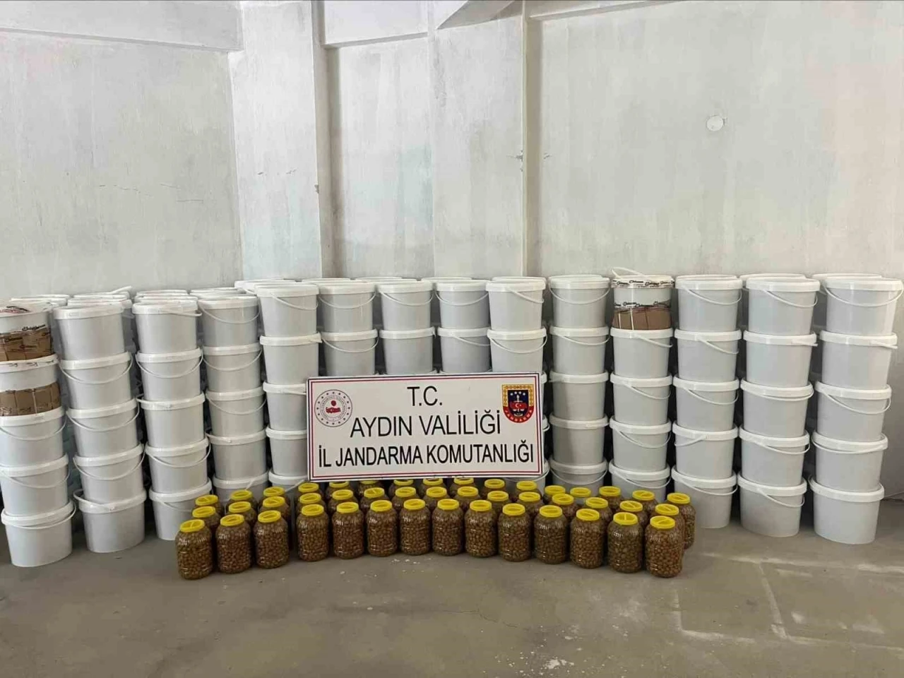 K&ouml;şk&rsquo;te 3 milyon liralık sahte gıda operasyonu: "4 ton sal&ccedil;a ve 300 kilo zeytin ele ge&ccedil;irildi"
