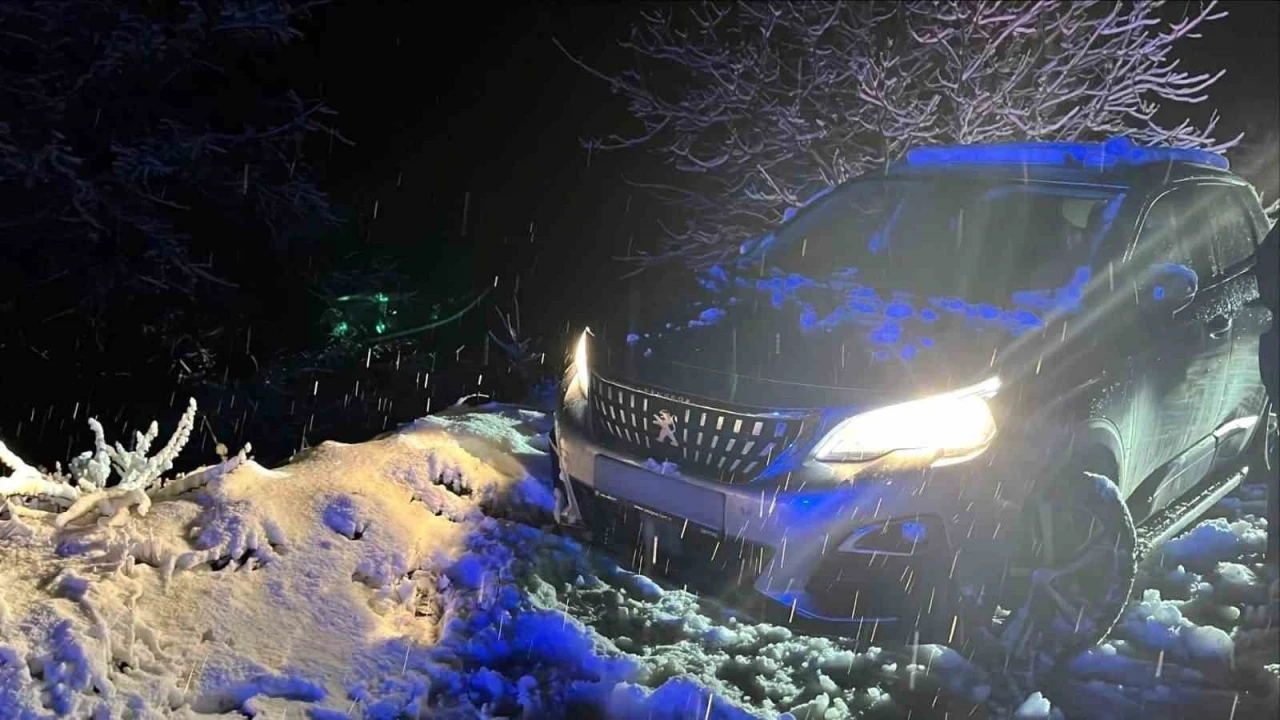 K&ouml;şk&rsquo;te kar yağışı nedeniyle mahsur kalan ailenin yardımına jandarma koştu
