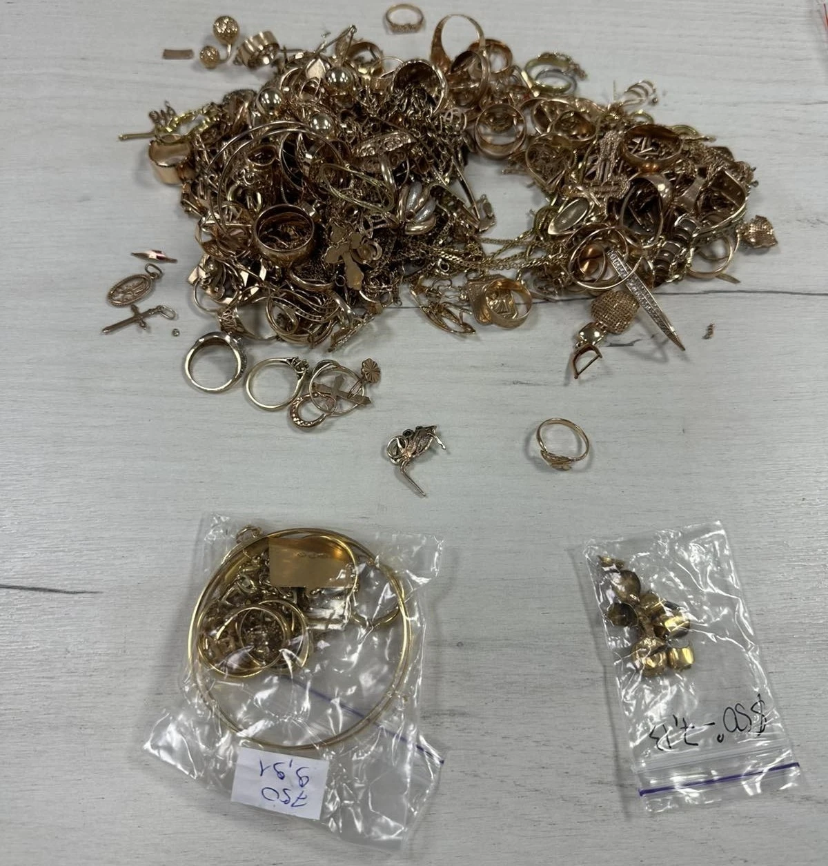 Kot pantolon arasına gizledikleri ve vücutlarına sardıkları 4.6 kilogram altın mücevherle yakalandılar
