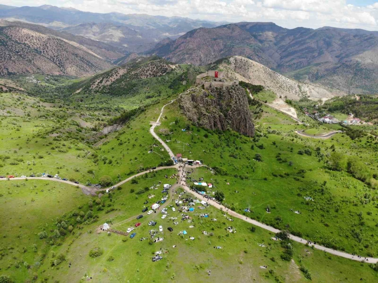 Kov Kalesi eteklerinde şenlik coşkusu
