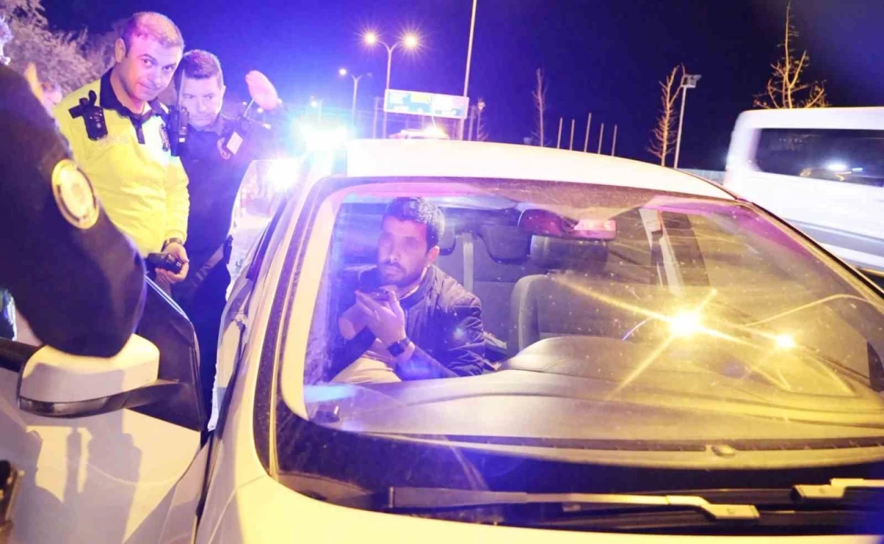 Kovalamaca sonucu yakalanan sürücüyle polisin imtihanı: Araçtan inmedi, alkolmetreye üflemedi
