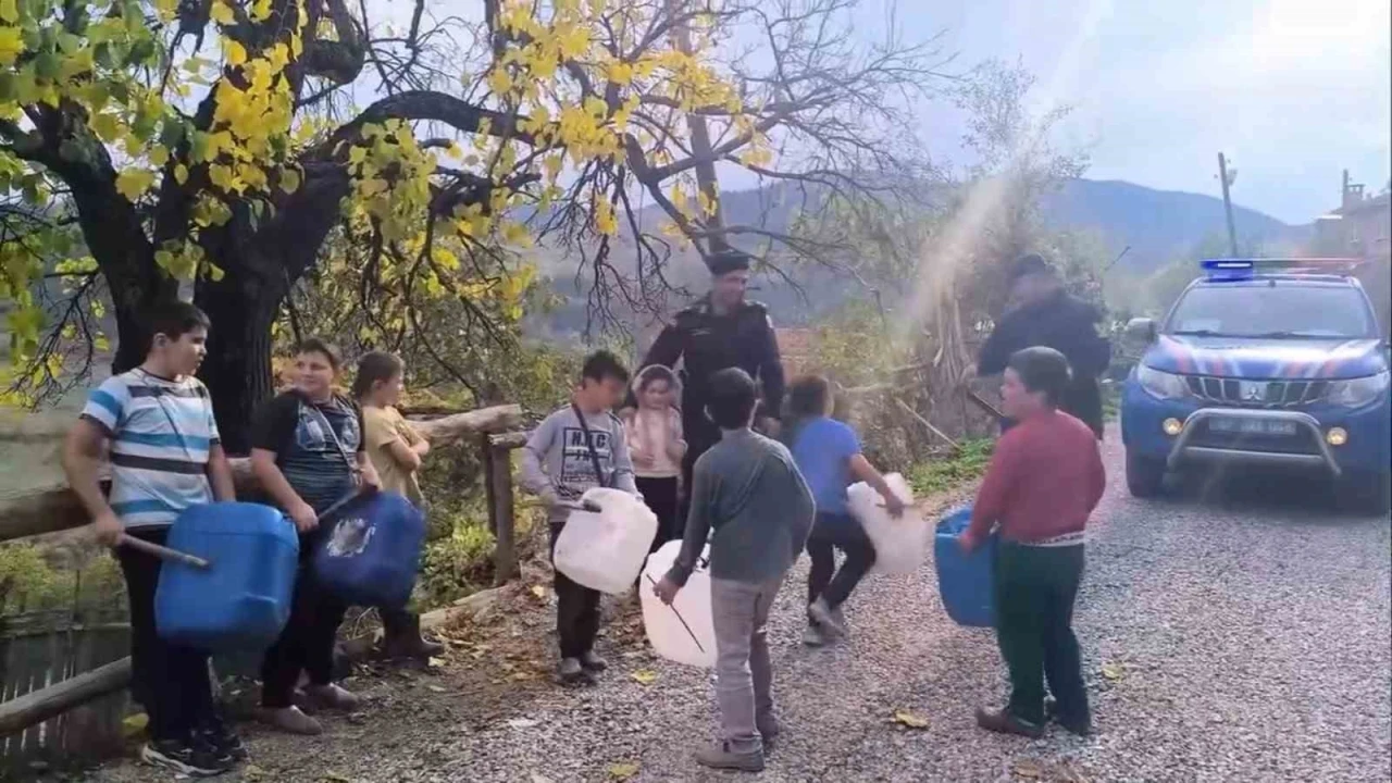 Köy çocuklarından jandarmaya bidonlu &quot;Yasemen&quot; sürprizi
