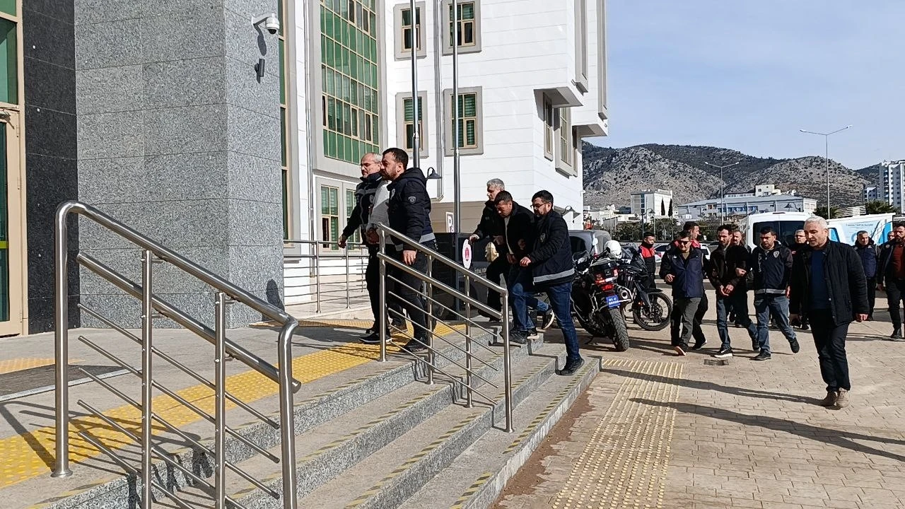 K&ouml;y kuşatıldı, katiller ile onlara yardım edenler yakalandı: 4 ş&uuml;pheli adliyeye sevk edildi
