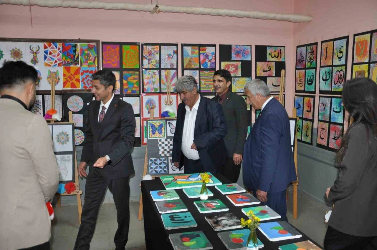 Köy okulunun duvarlarında sanat rüzgarı esti
