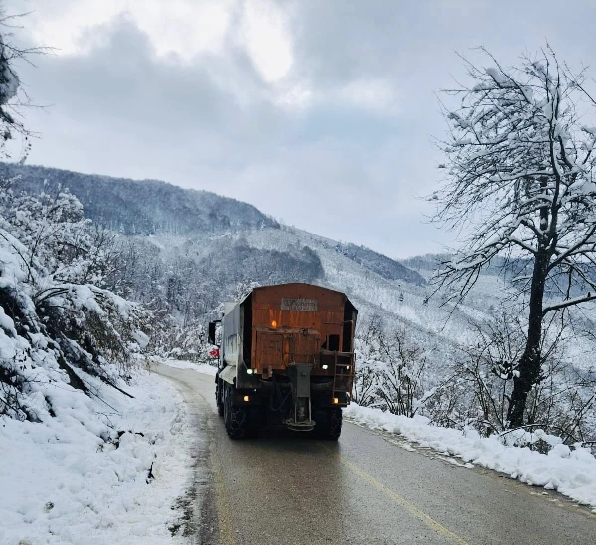 K&ouml;y yollarında tuzlama &ccedil;alışmaları s&uuml;r&uuml;yor
