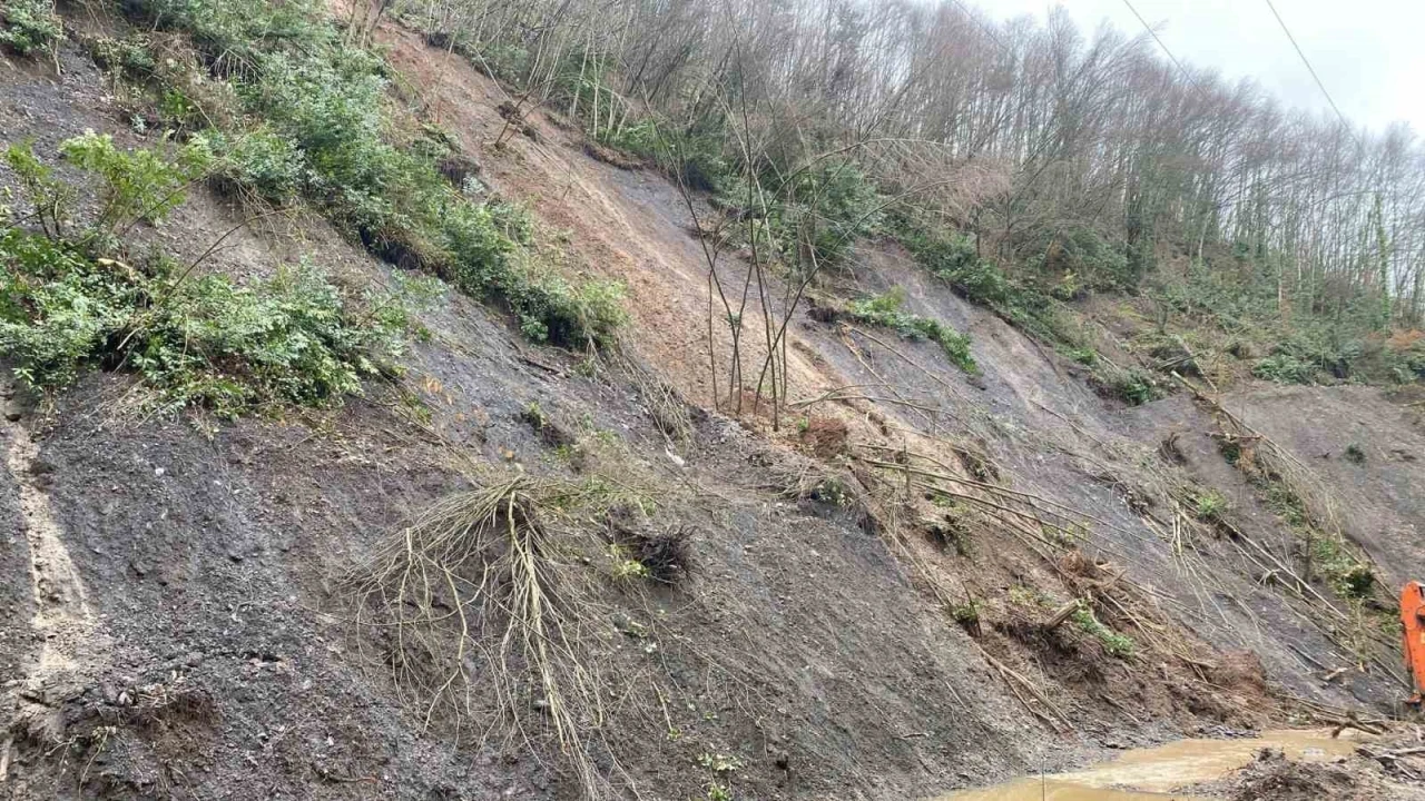K&ouml;y yolunda tekrar heyelan meydana geldi
