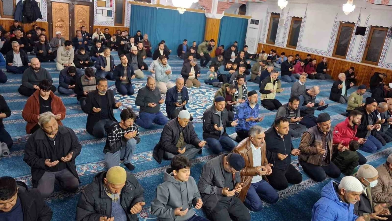 K&ouml;yceğiz&rsquo;de Berat Kandili ihya edildi
