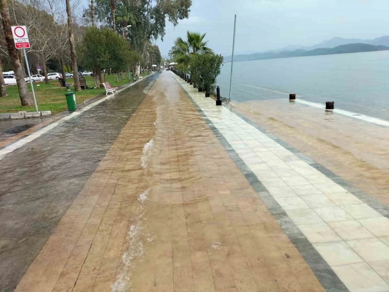 K&ouml;yceğiz G&ouml;l&uuml; taştı, kordon sular altında kaldı
