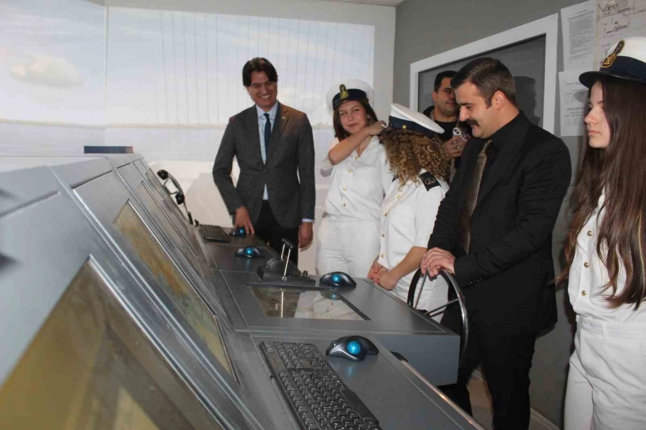 K&ouml;yceğiz Kaymakamı Kumcu, gemi sim&uuml;lasyon laboratuvarını inceledi
