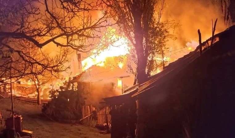 Köyde çıkan yangında 3 ev kullanılamaz hale geldi
