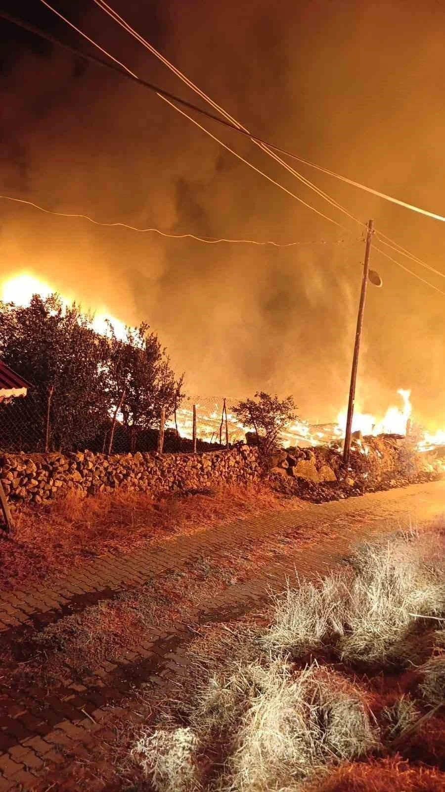 Köyde çıkan yangında 6 ev küle döndü
