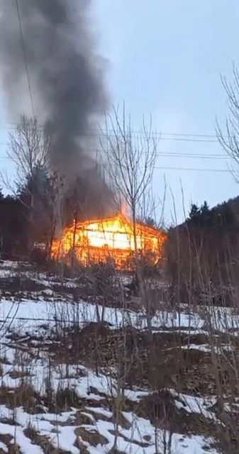 K&ouml;yde &ccedil;ıkan yangında bir ev kullanılamaz hale geldi
