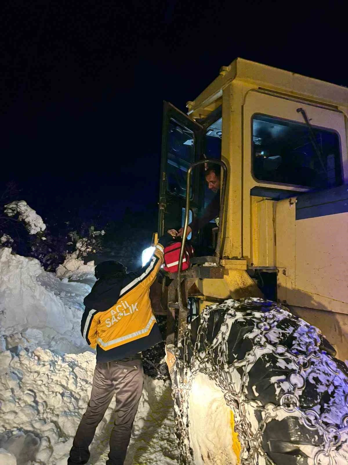 K&ouml;yde mahsur kalan &ccedil;ift 5 saatlik &ccedil;alışma sonucu hastaneye sevk edildi
