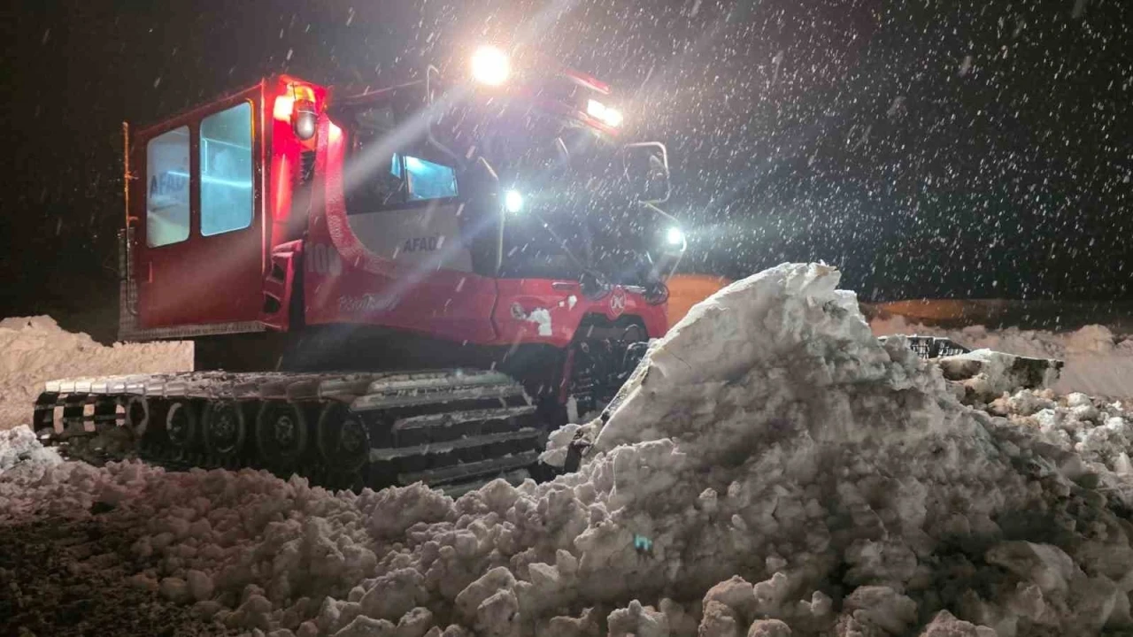 K&ouml;yde mahsur kalan tansiyon hastası, 5 saatlik m&uuml;cadeleyle hastaneye ulaştırıldı
