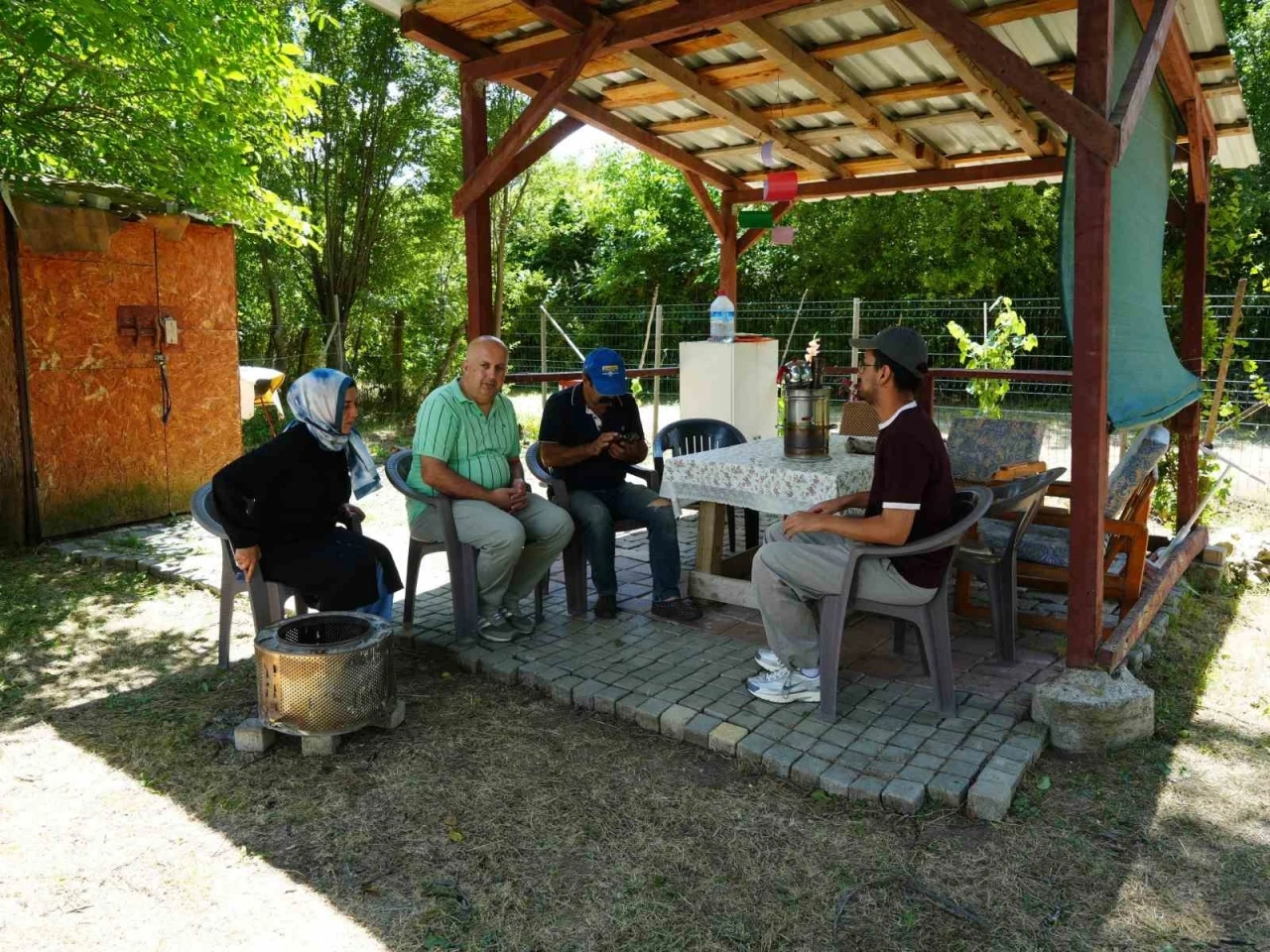 K&ouml;ye inen ayı girdiği bah&ccedil;ede vatandaşlara korku dolu anlar yaşattı
