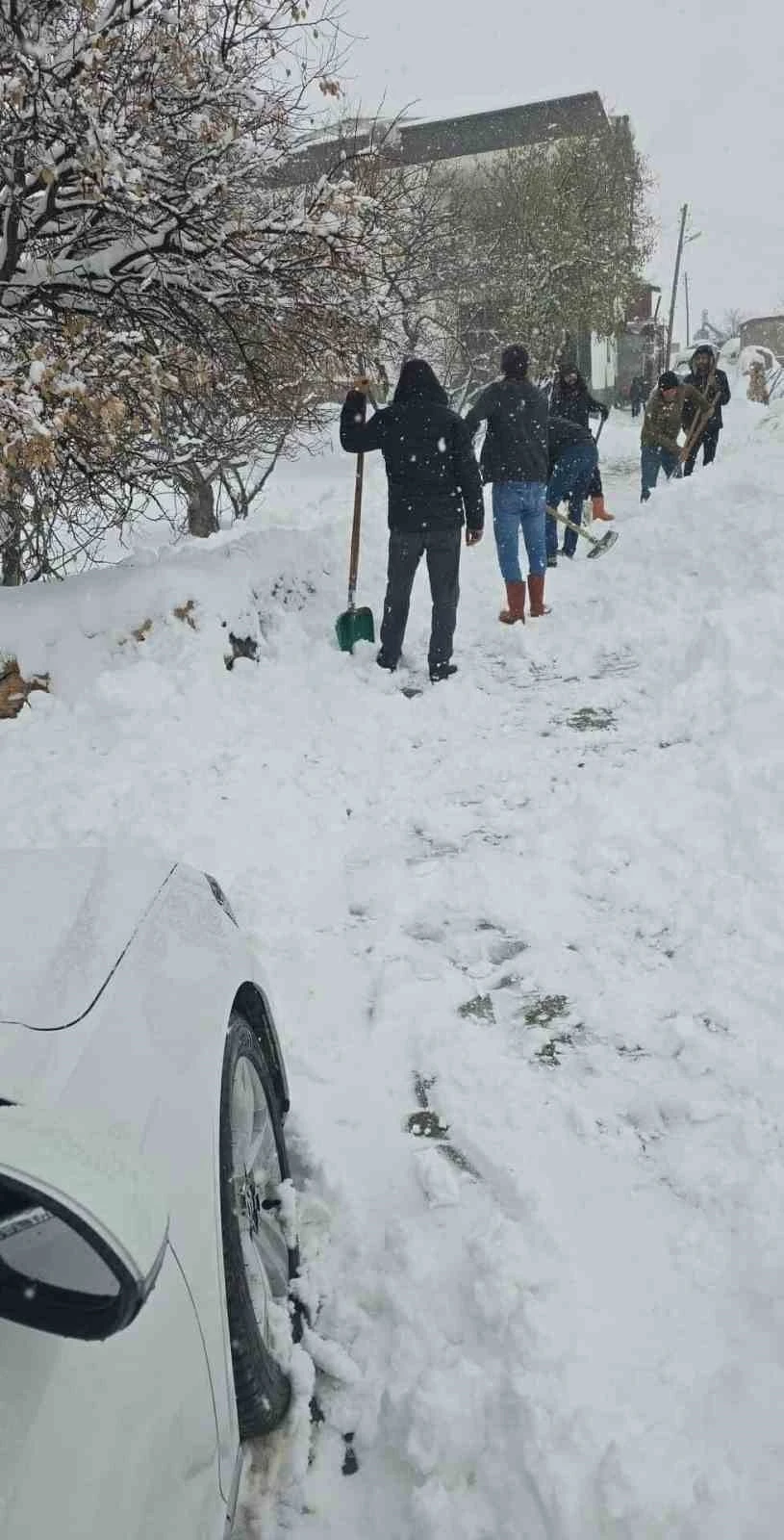 K&ouml;yl&uuml;ler kapanan sokaklarını elbirliğiyle a&ccedil;tı
