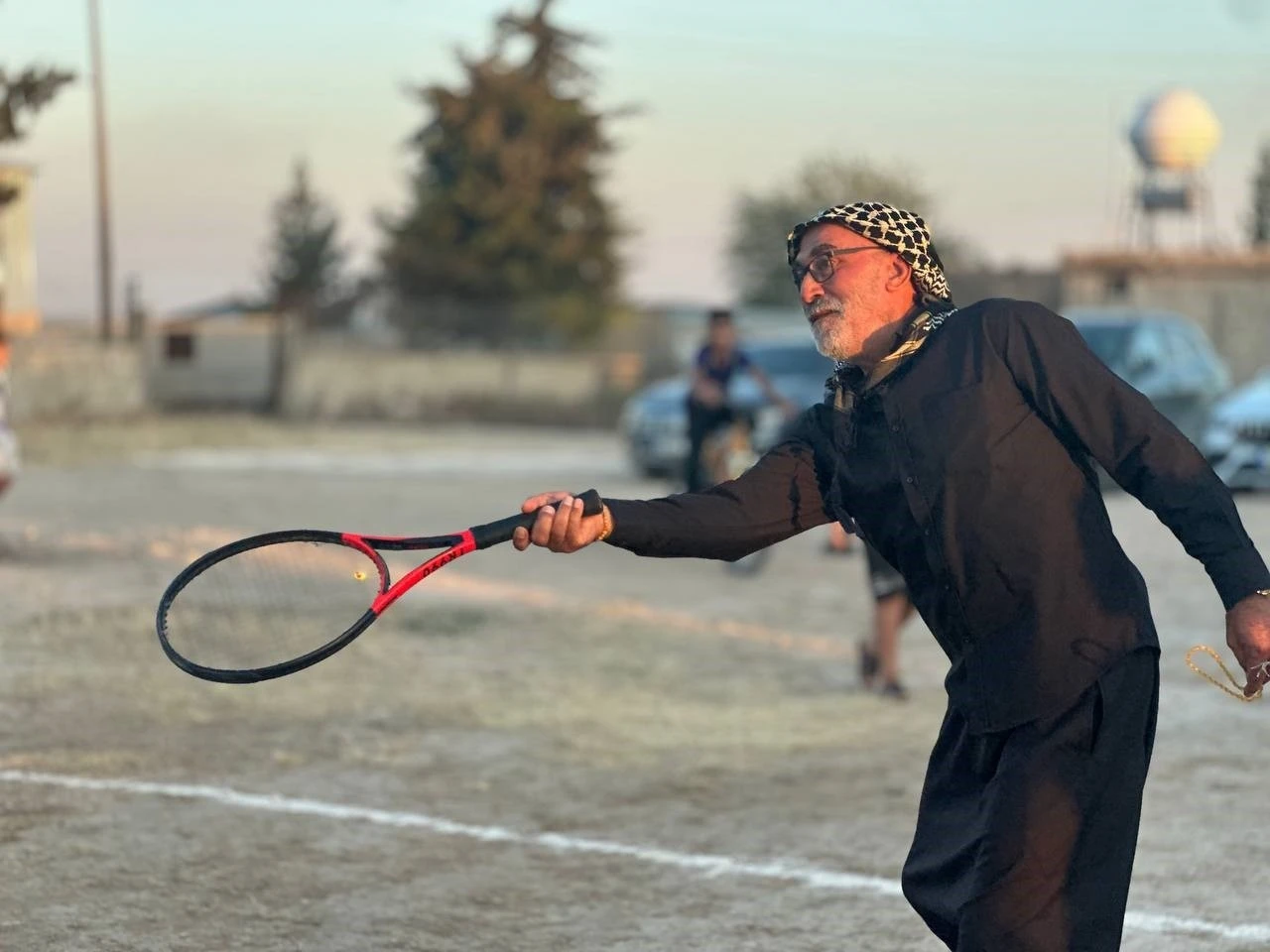 K&ouml;yl&uuml;lerin toprak kortta tenis keyfi

