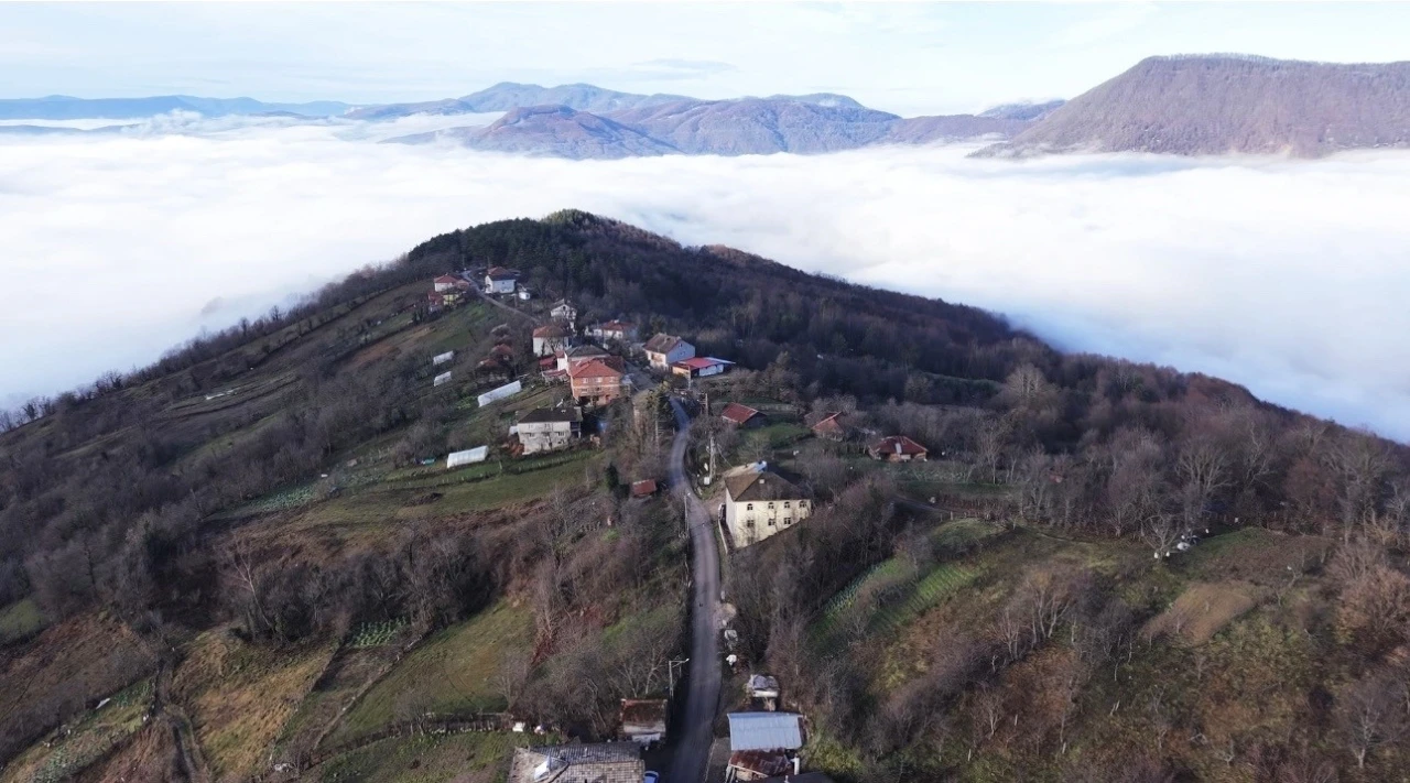 K&ouml;y&uuml; ve dağ eteklerini kaplayan sis denizi mest etti
