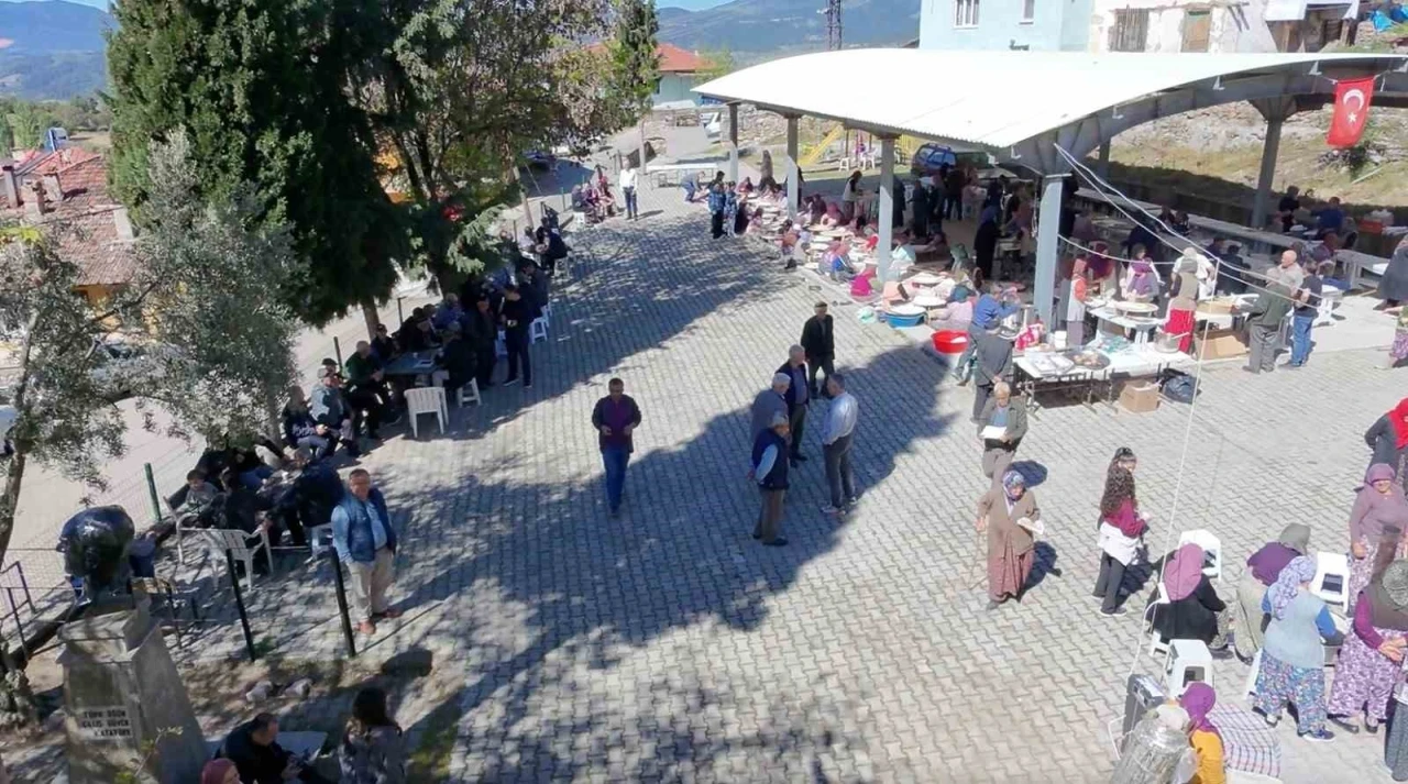 Köyün kadınları seferler oldu, binlerce gözleme aynı anda pişti

