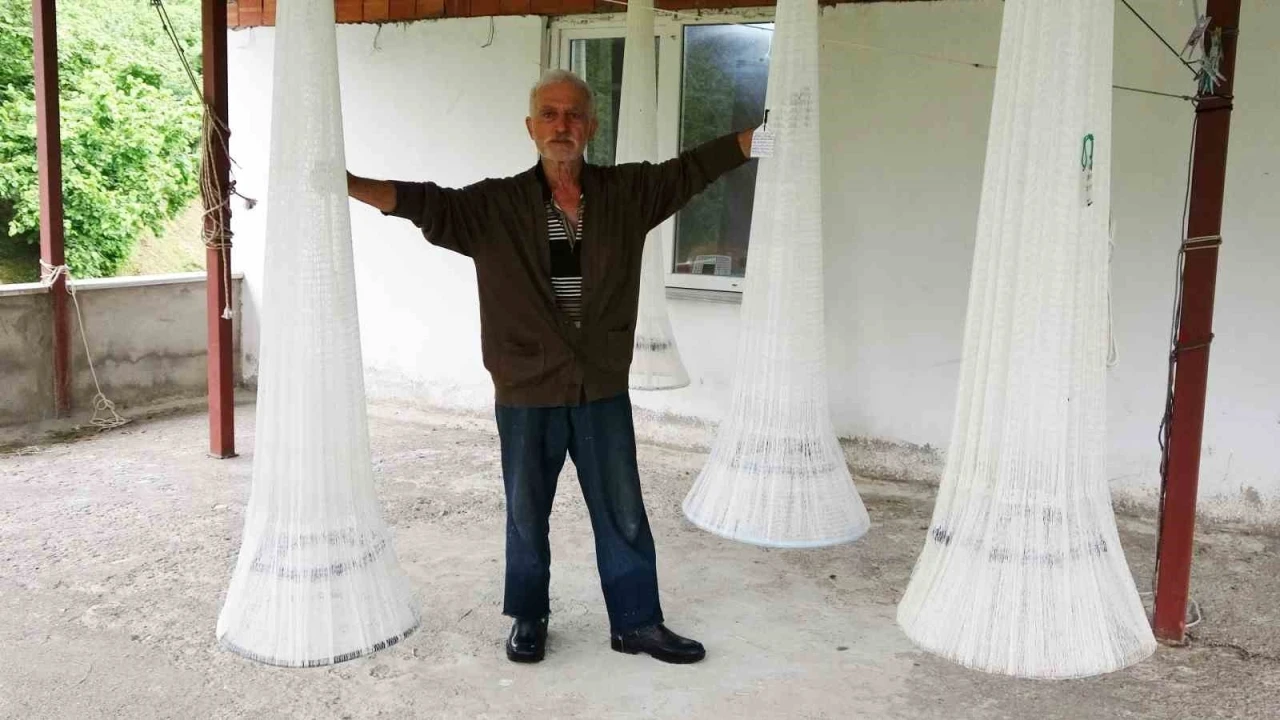 Koyunları otlatırken öğrendi: 61 yıldır balık ağı örüyor