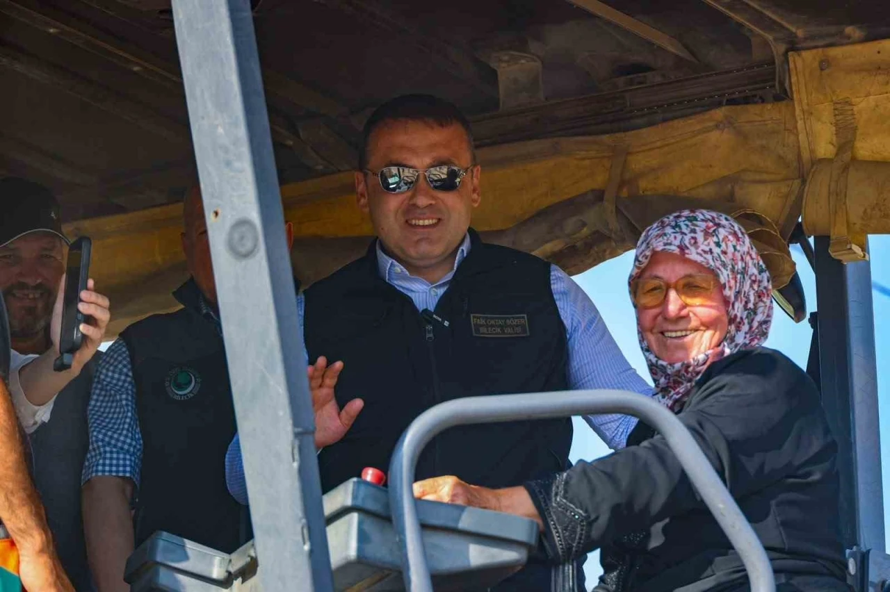 K&ouml;y&uuml;n&uuml;n sıcak asfaltını 73 yaşındaki Emine teyze d&ouml;kt&uuml;
