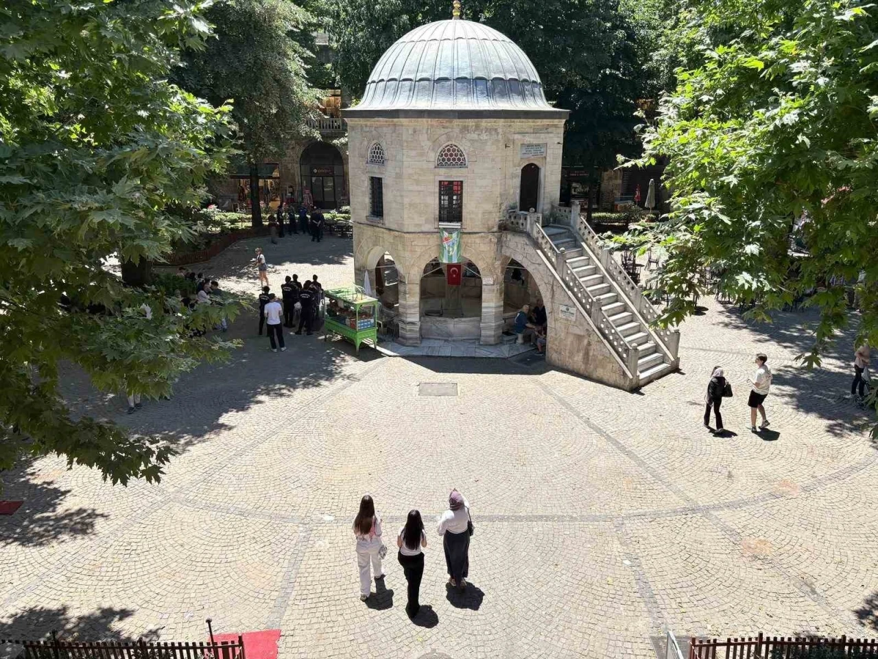 Kozahan&rsquo;da masa ve sandalyeler yeniden toplatıldı
