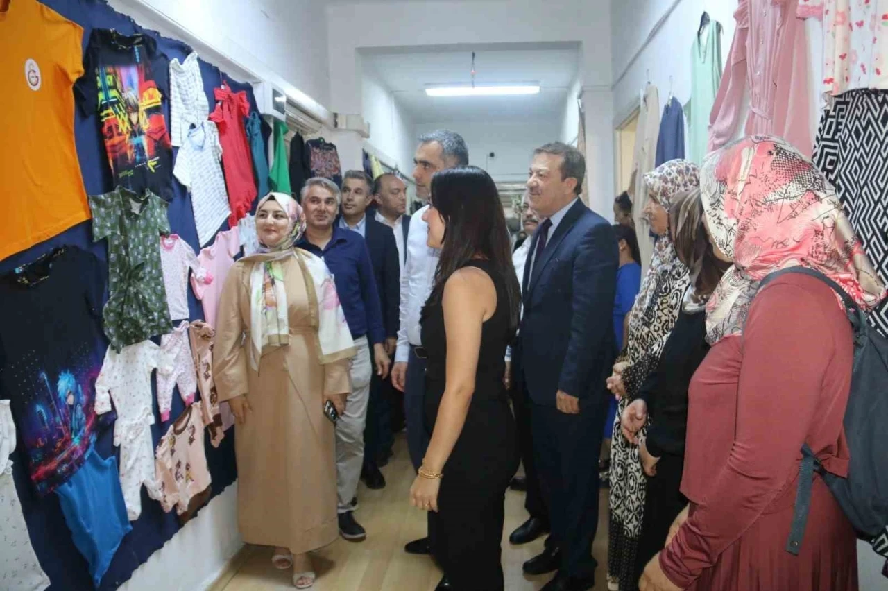 Kozan’da kadınların el emekleri sergilendi

