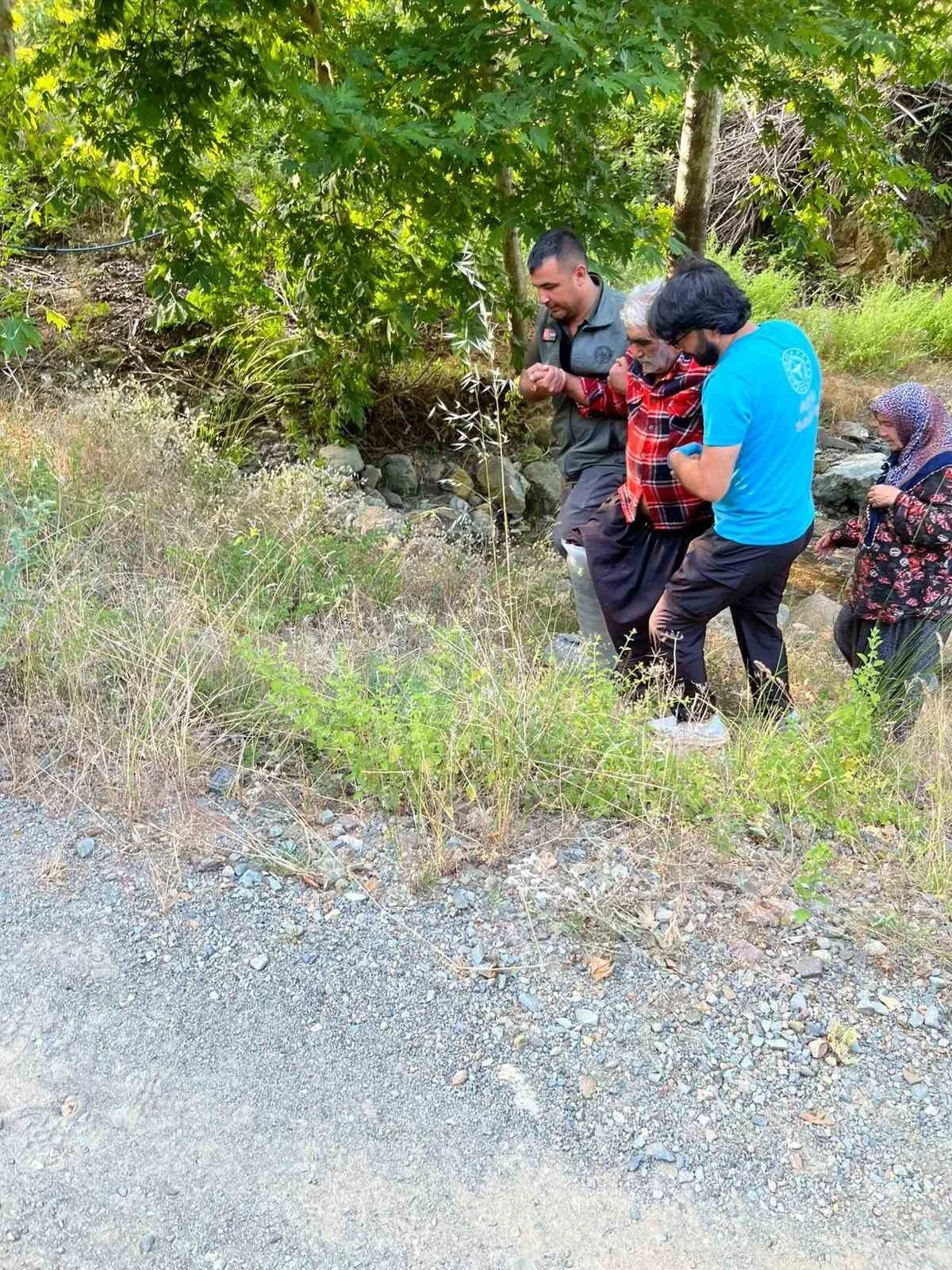 Kozan&rsquo;da kayalıklardan d&uuml;şen şahsı orman ekipleri kurtardı
