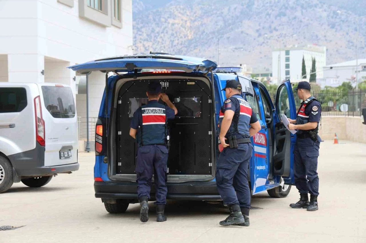 Kozan&rsquo;da &lsquo;yağma&rsquo; su&ccedil;undan aranan firariler jandarma operasyonu ile yakalandı
