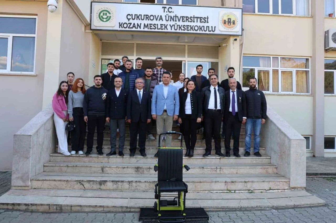 Kozan Meslek Yüksekokulu’nun merdivenlerindeki engel belediye işbirliği ile kaldırıldı
