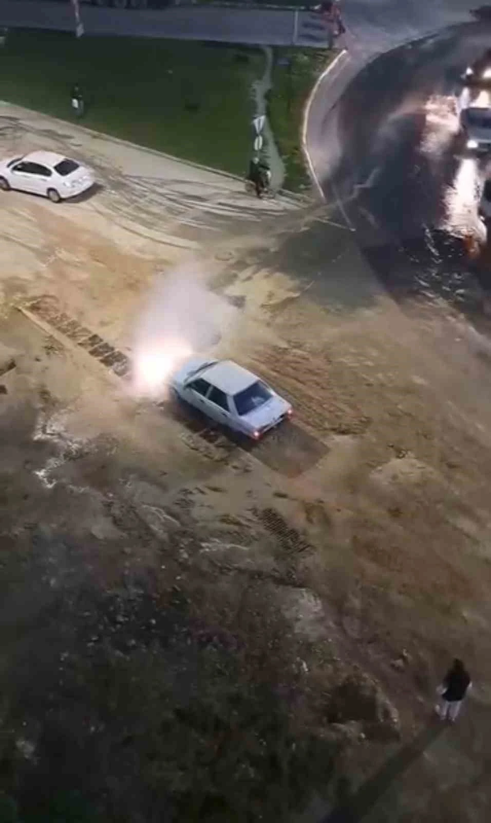 Krizi fırsata &ccedil;evirdi, patlayan suda aracını yıkadı
