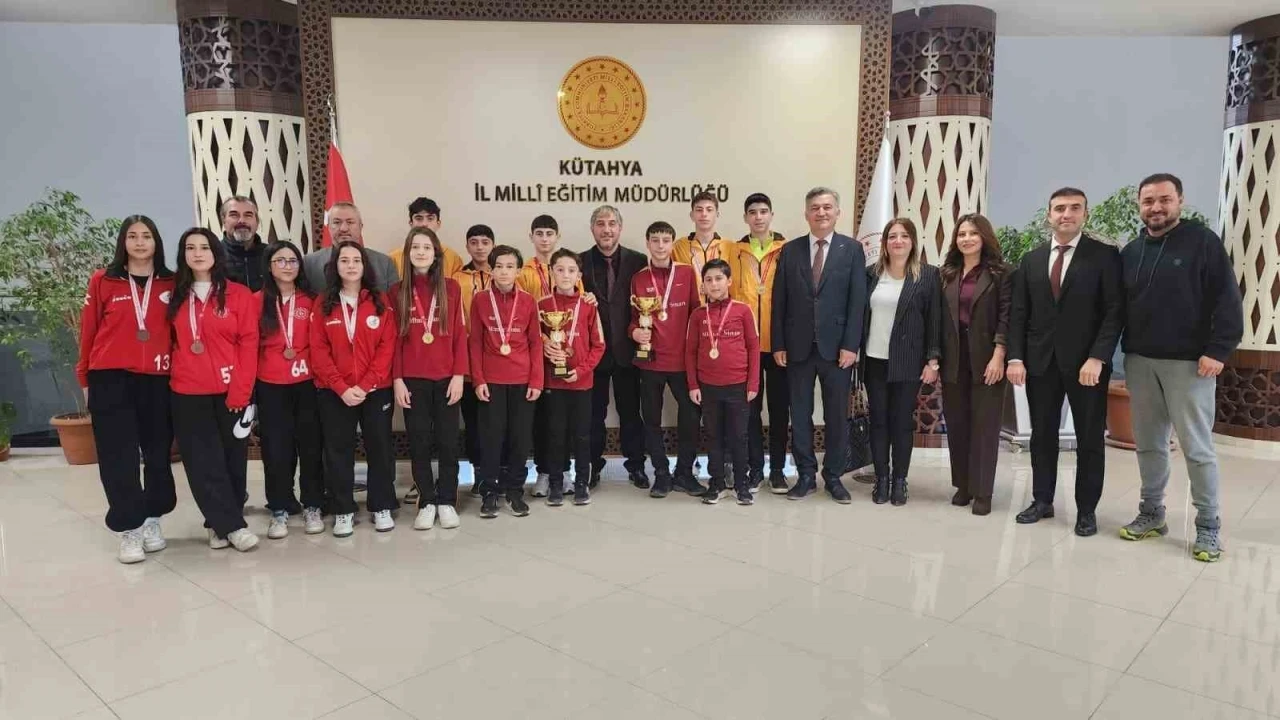 Kros m&uuml;sabakalarında derece elde eden &ouml;ğrencileri kabul etti
