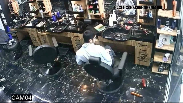 Kuaf&ouml;rde yere d&uuml;şerek patlayan sprey ilgin&ccedil; anlara neden oldu
