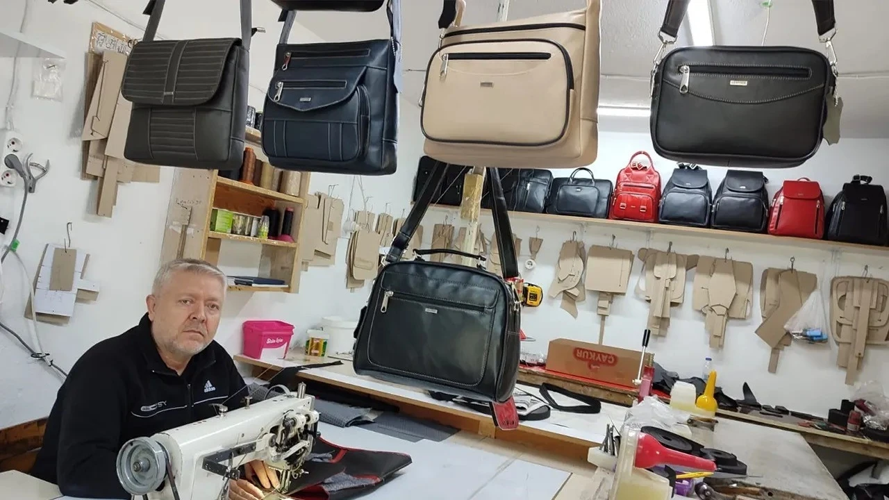 Küçük atölyesinde eliyle diktiği deri ürünleri Türkiye’nin her yerine gönderiyor
