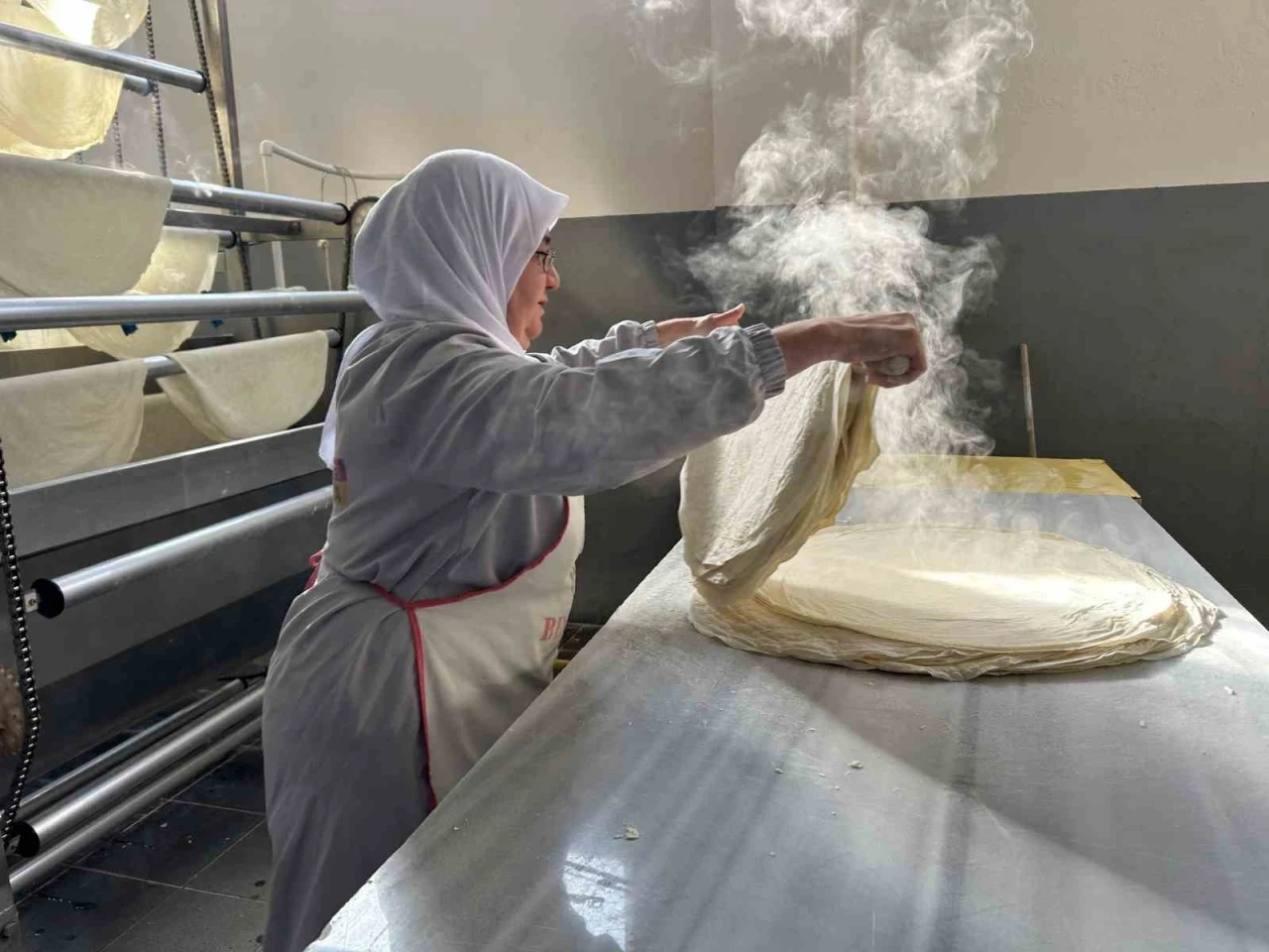 Küçük bir dükkanda başlamışlardı şimdi tonlarca yufka üretiyorlar
