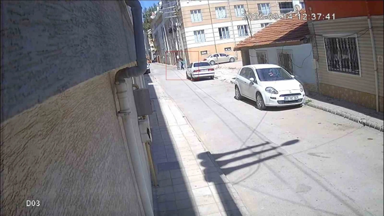 Küçük çocuğun camdan attığı altın dolu kutuyu çalan kadın yakalandı

