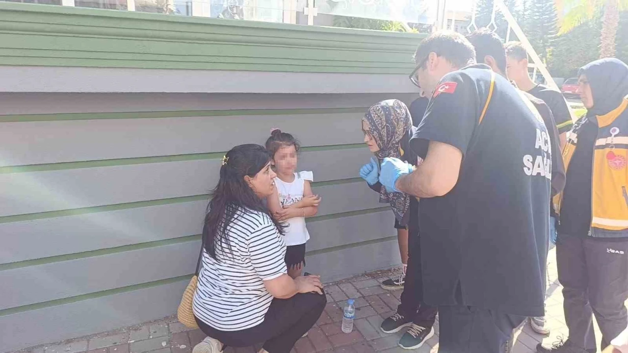 Küçük kızı, kazada hafif yaralanan annesinden ayrılmak istemedi
