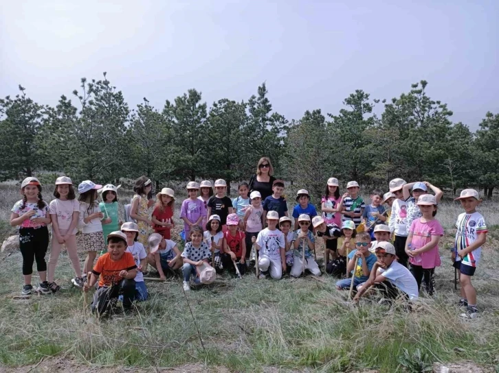K&uuml;&ccedil;&uuml;k &ouml;ğrenciler fidanları toprakla buluşturdu
