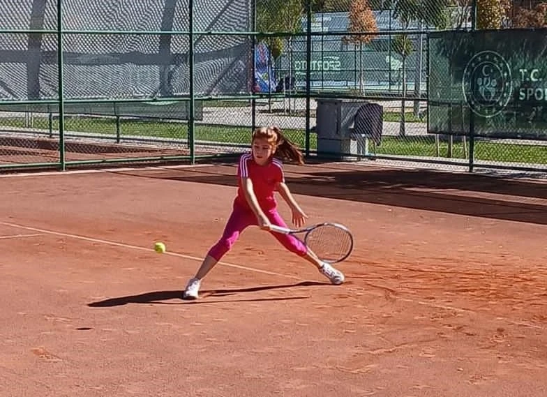 Küçük tenisçi turnuvaya davet edildi
