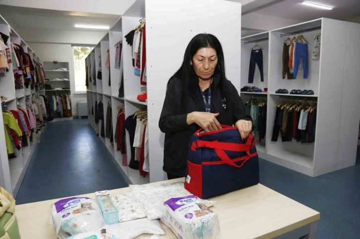 K&uuml;&ccedil;&uuml;k&ccedil;ekmece&rsquo;de 2 bin 90 tane yenidoğan bebek seti ailelere hediye edildi
